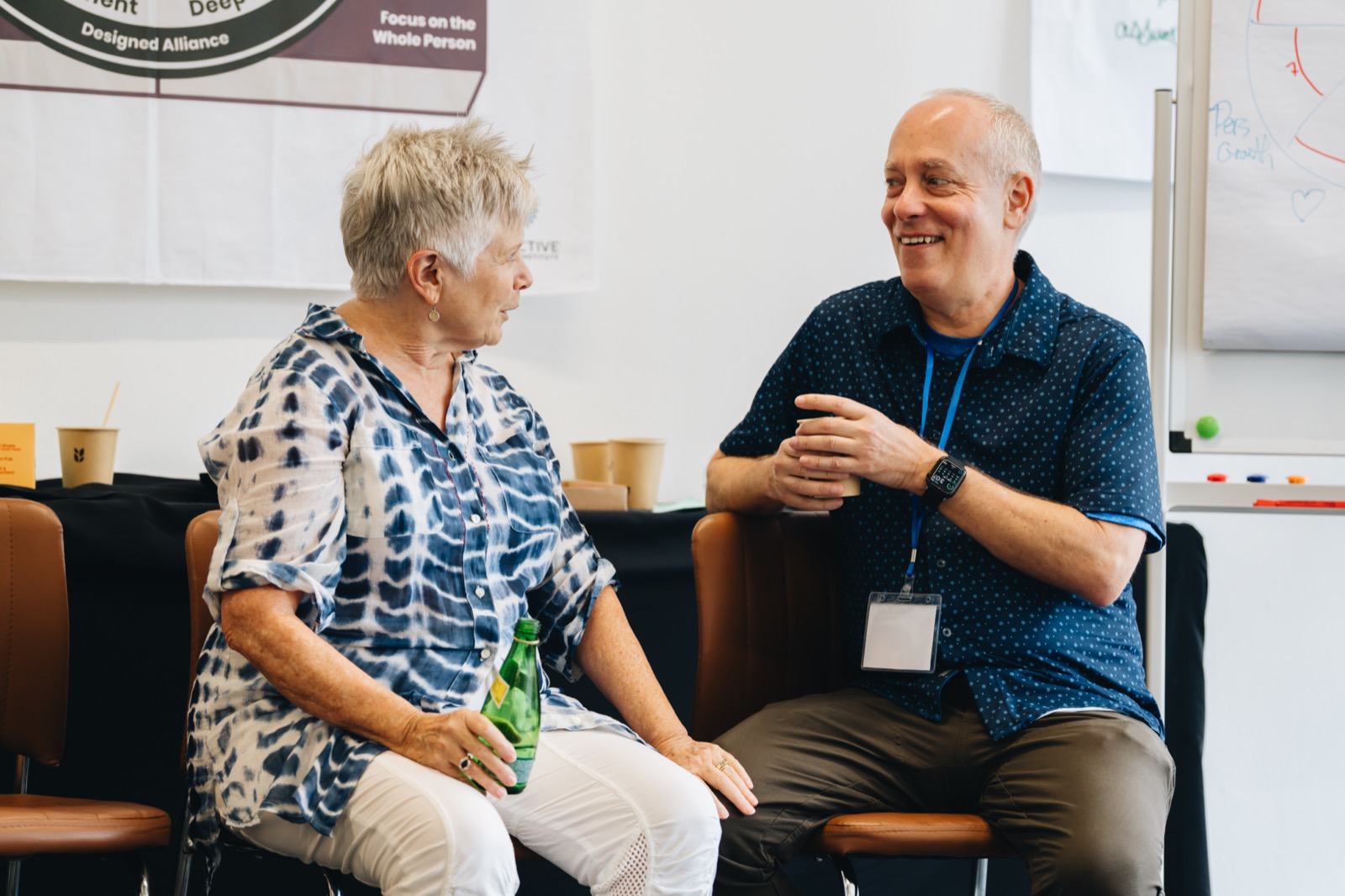 Two participants in genuine conversation at an MBA training